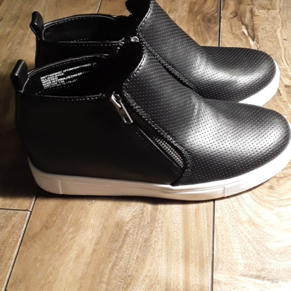 Shoes - Picture 2 of 5